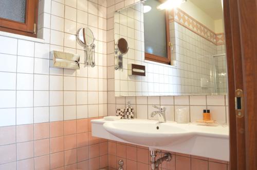 图里莱斯安提卡消遣酒店的一间带水槽和镜子的浴室