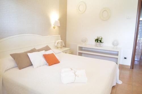 图里莱斯安提卡消遣酒店的卧室配有白色的床和2个枕头
