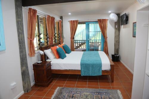 米申海滩利库拉旅馆的一间卧室设有一张床和一个窗口
