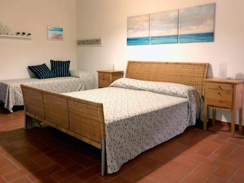 坎普码头Elba Villa Colle - Nel verde ma vicina al mare的一间卧室配有两张床、一张桌子和一张床
