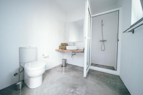 UrzelinaRetiro Atlântico的白色的浴室设有卫生间和淋浴。