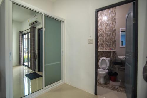 塞友G Place的一间带卫生间和玻璃门的浴室