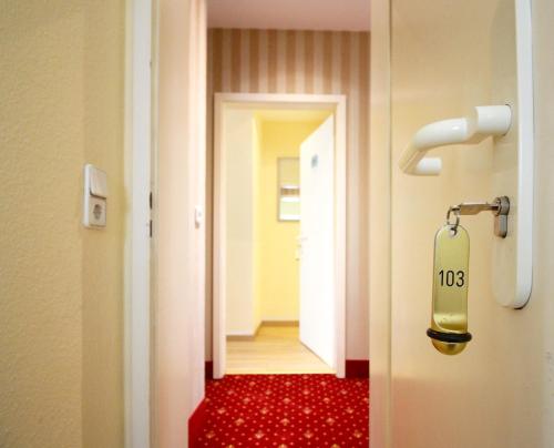 施韦尔姆穆莱泰奇酒店的一间有门的房间,上面有标志
