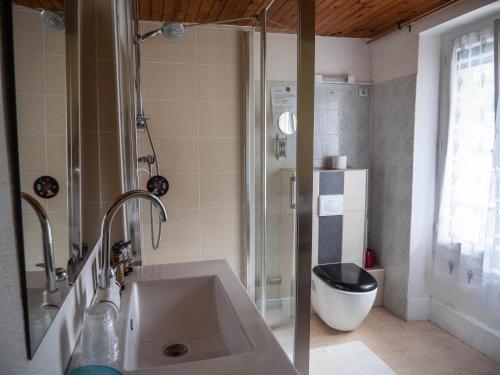 鲁瓦昂地区蓬博里瓦奇酒店的带淋浴、盥洗盆和卫生间的浴室