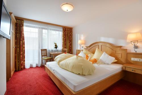 埃尔毛Café-Pension Kaisermann的卧室配有一张白色大床和红地毯