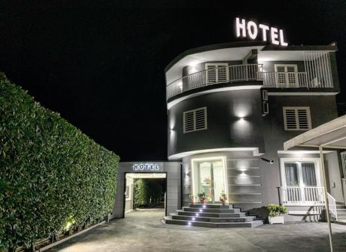 夸利亚诺Hotel Trionfal的夜间,有楼梯通往酒店