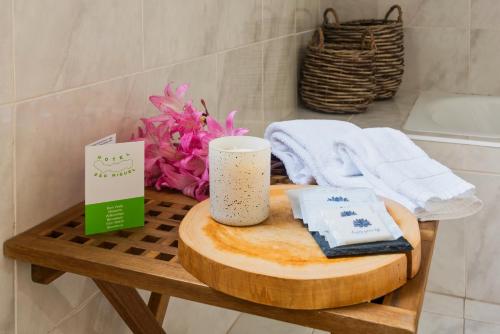 蓬塔德尔加达Hotel São Miguel的浴室设有木桌和毛巾