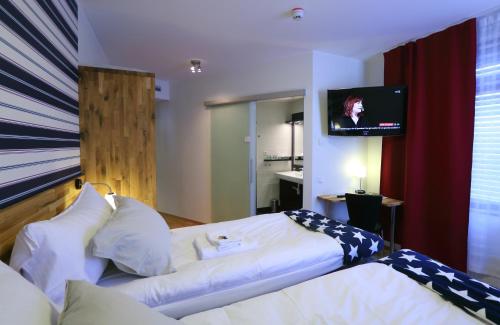 恩雪平孔帕森酒店的一间酒店客房,配有一张床和一台电视