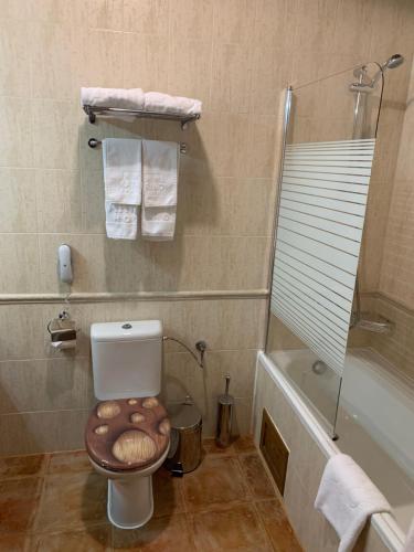 拉兹洛格Katarino Mountain House的浴室设有卫生间,座位上设有木碗