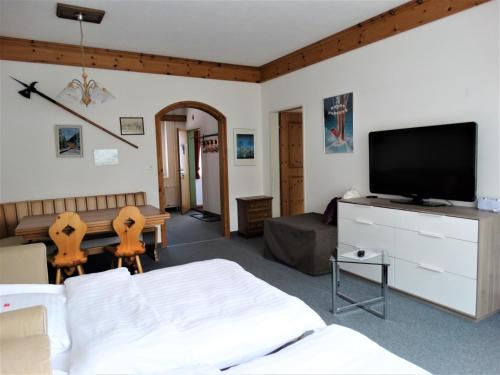 达沃斯邦德奈霍夫酒店的一间带电视和沙发的客厅