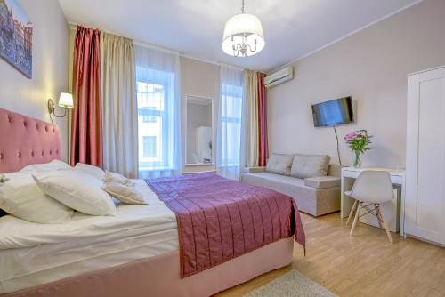 圣彼得堡涅夫斯基酒店 - 涅夫斯基100的配有一张床和一把椅子的酒店客房