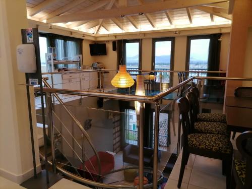 纳夫普利翁阿姆菲特利迪酒店的客房设有带桌椅的阳台。