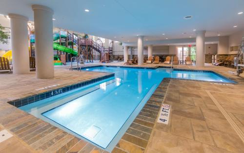 加特林堡加特林堡市中心智选假日酒店的大楼内一个带滑梯的大型游泳池