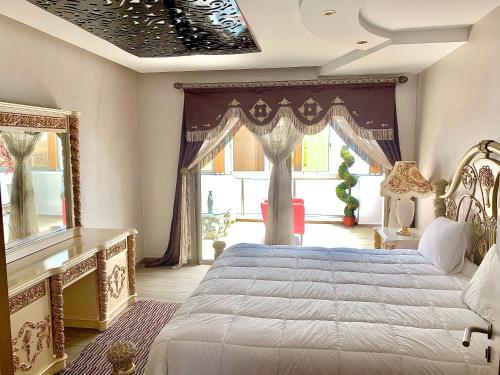 塞拉Villa LMS的一间卧室配有一张大床和镜子