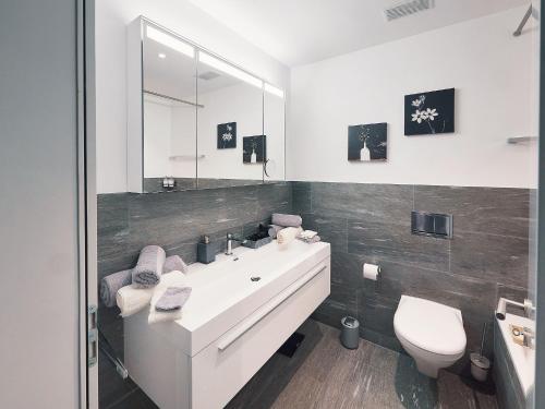 弗利姆斯Luxus Neubau 5 min zu Talstation & Caumasee的浴室配有白色水槽和卫生间。