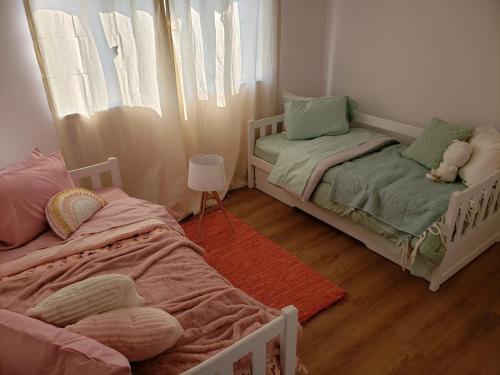 拉佩德雷拉Al Nair Casa de playa RESERVA CON SEÑA的一间卧室设有两张床和窗户。