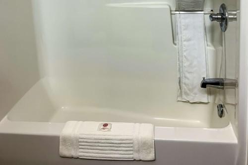 道森克里克道森克里克康福特茵酒店的白色浴缸,上面有毛巾