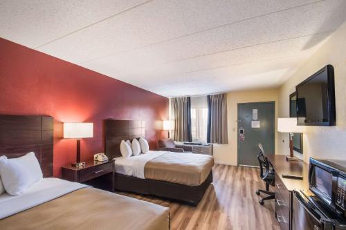 Kearney科尔尼伊克诺旅馆的酒店客房设有两张床和一台平面电视。