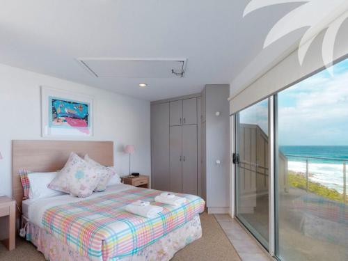 布鲁斯海滩SeaCrest on Blueys Beach的一间卧室配有一张床,享有海景