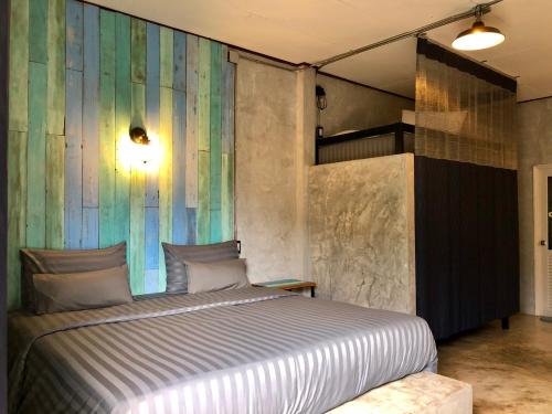 格兰岛萨曼塔滨海旅馆的一间卧室设有一张床和色彩缤纷的墙壁