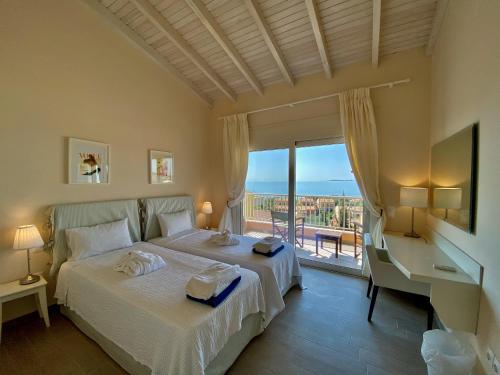 巴尔巴蒂La Riviera Barbati Seaside Apartments & villas的一间卧室配有一张床、一张书桌和一个窗户。