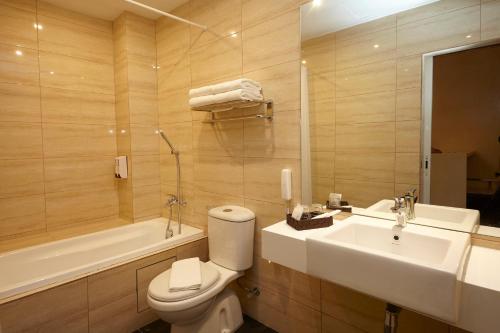 吉隆坡中谷六季酒店 的浴室配有卫生间、盥洗盆和浴缸。