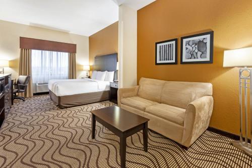 南本德拉金塔南岸旅馆及套房 的酒店客房设有一张沙发和一张床