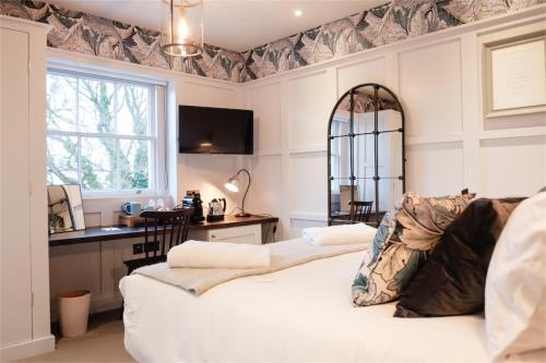 牛津前河酒店的一间卧室设有两张床、一张桌子和一个窗口。