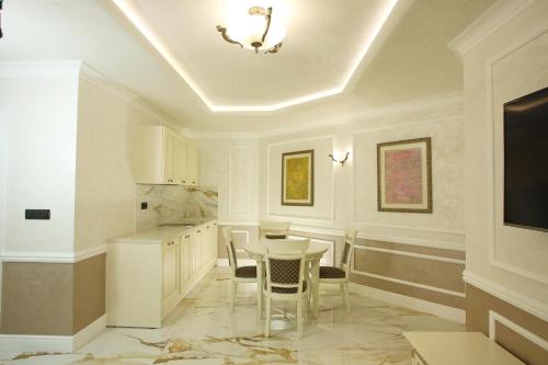 索佐波尔Art Complex Anel的白色的厨房配有桌椅