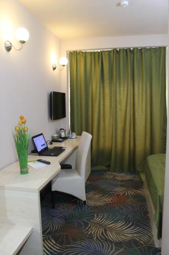 布拉索夫Stop Hotel的酒店的客房配有一张带笔记本电脑的书桌