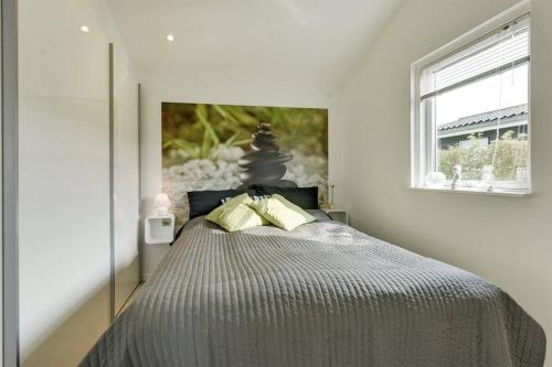 蒙克博Eksklusiv sommerhus beliggende i vandkanten的一间卧室配有一张壁画床