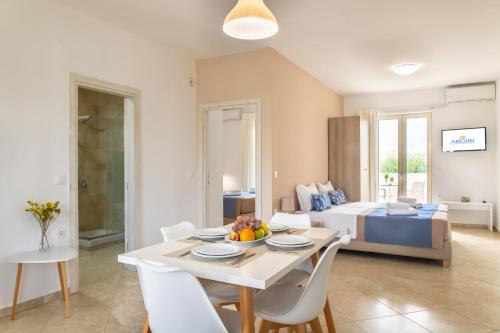 耶奥伊乌波利斯Argiri Apartments & Suites的客厅配有桌子和床。