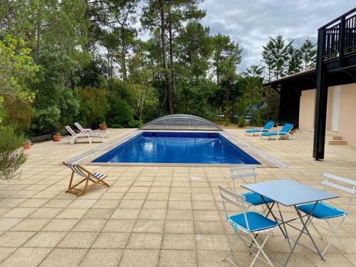Spacious villa with huge pool in quiet location close beach内部或周边的泳池