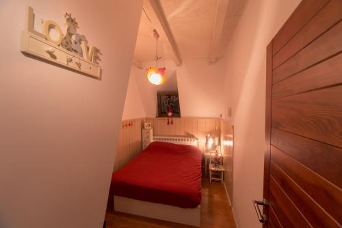 科帕奥尼克Guesthouse Šejn的一间小卧室,房间内设有一张红色的床