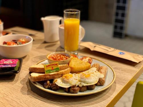 布伦特福德假日伦敦布伦特福德湖酒店的鸡蛋、烤面包片和一杯橙汁