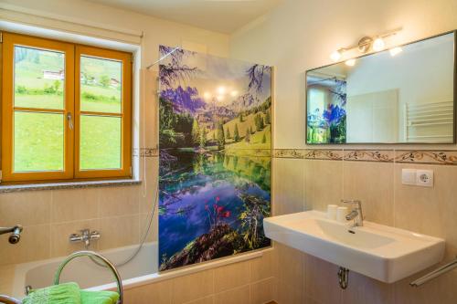 蓬高圣约翰米特毕歇尔公寓的一间带水槽的浴室和墙上的绘画