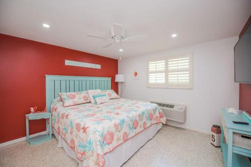 Captain’s Quarters at Anna Maria Island Inn客房内的一张或多张床位