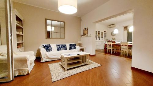 锡拉库扎Villa Garden的客厅配有白色的沙发和桌子