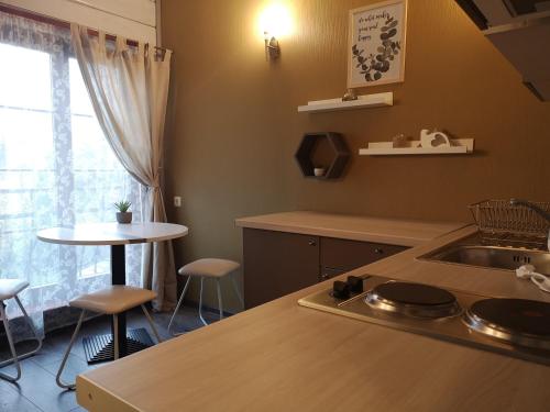 利加特内Green bear的厨房配有水槽、桌子和窗户