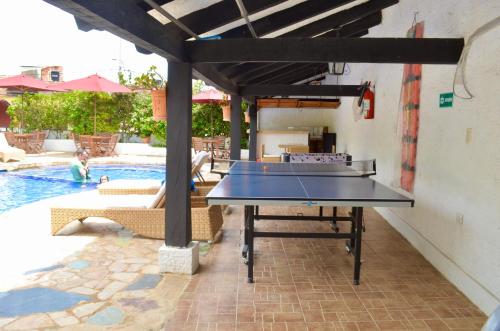 莫尼基拉Hotel Casona del Virrey的游泳池旁的乒乓球桌
