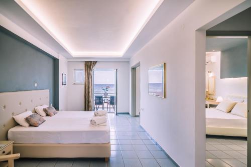 玛利亚拉普拉亚海滩公寓的酒店客房设有两张床和一个阳台。