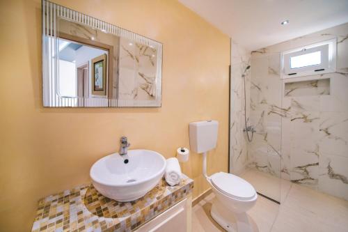 玛利亚拉普拉亚海滩公寓的一间带水槽、卫生间和镜子的浴室