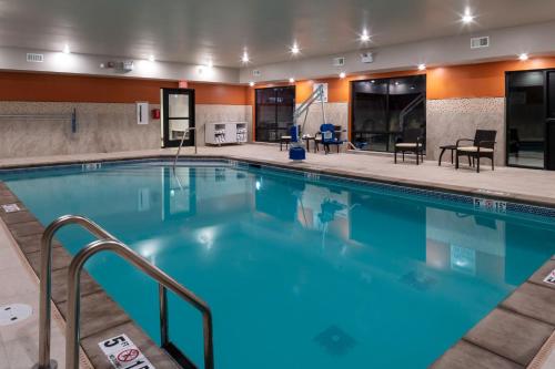 Holiday Inn Express & Suites - The Dalles, an IHG Hotel内部或周边的泳池