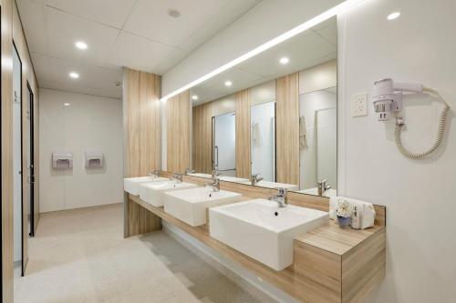 陶朗加Wanderlust NZ的一间带三个水槽和大镜子的浴室
