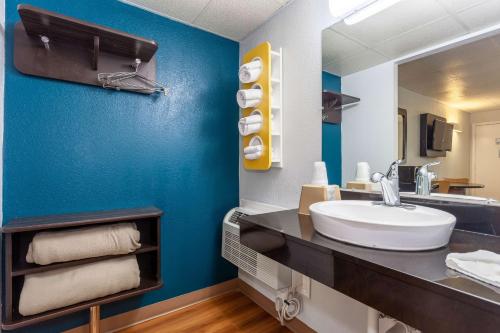 沃尔特伯勒Motel 6-Walterboro, SC的一间带水槽和蓝色墙壁的浴室