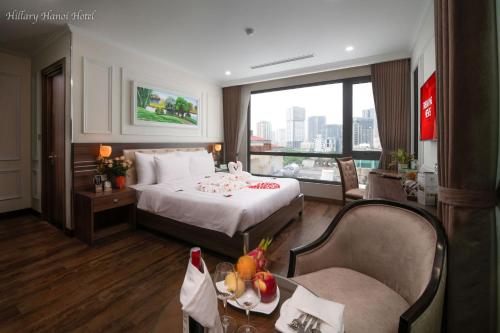 河内Hillary Hanoi Hotel的一间设有大床和窗户的酒店客房