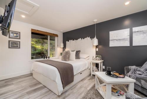 维多利亚Amante Luxury Bed & Breakfast的卧室配有白色的床和沙发