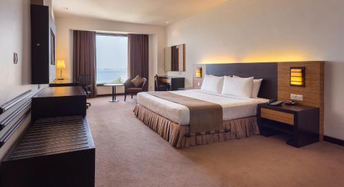 湾景国际度假酒店客房内的一张或多张床位