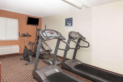 奥尔巴尼机场旅程住宿旅馆和套房酒店的健身中心和/或健身设施