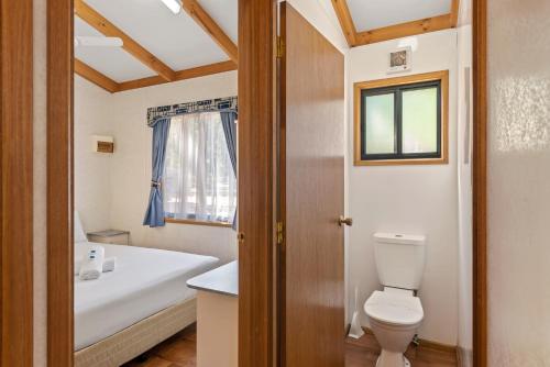 BurongaDiscovery Parks - Mildura, Buronga Riverside的浴室配有卫生间、盥洗盆和浴缸。